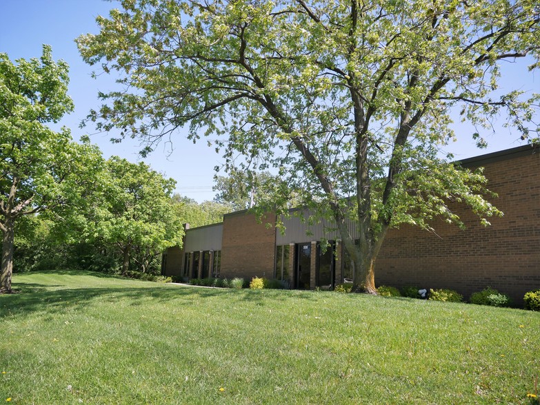 500-560 Zenith Dr, Glenview, IL for lease - Building Photo - Image 3 of 3