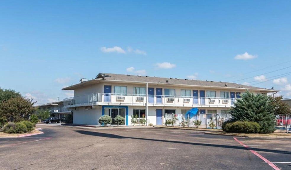 1924 St Michael Dr, Texarkana, TX for sale - Building Photo - Image 1 of 1