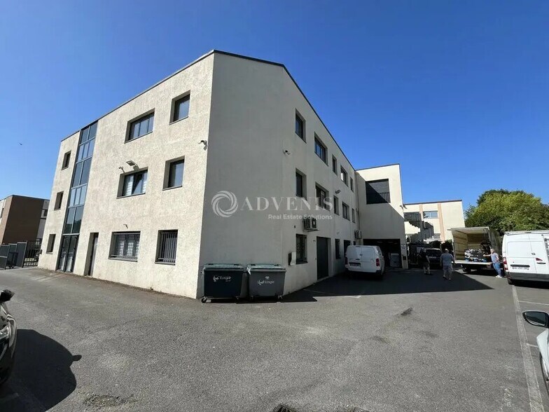 Office in Neuilly-Plaisance for lease - Building Photo - Image 1 of 12