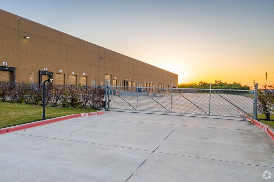 320 W Centre Park Blvd, DeSoto, TX 75115 Industrial for Sale