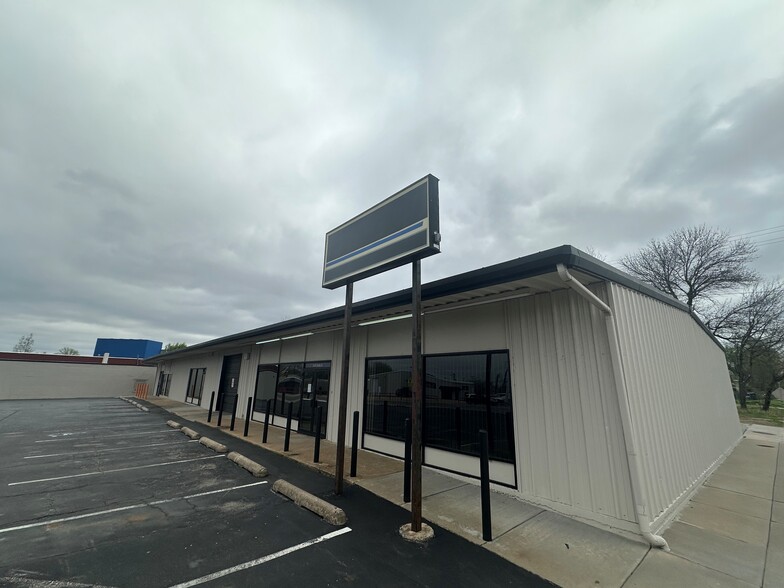 2422-2424 W 41st St, Tulsa, OK for lease - Building Photo - Image 3 of 24