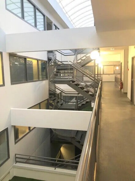 Office in Plaisir for lease - Interior Photo - Image 3 of 11