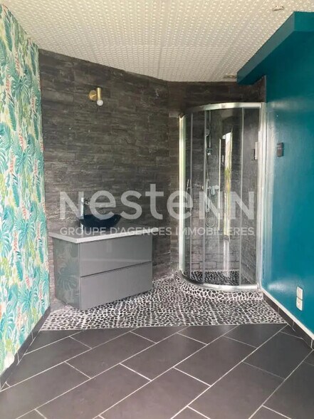 Retail in Vannes for lease - Interior Photo - Image 2 of 5