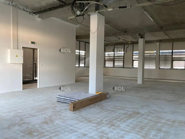 Flex in Sucy-en-Brie for lease - Building Photo - Image 2 of 8