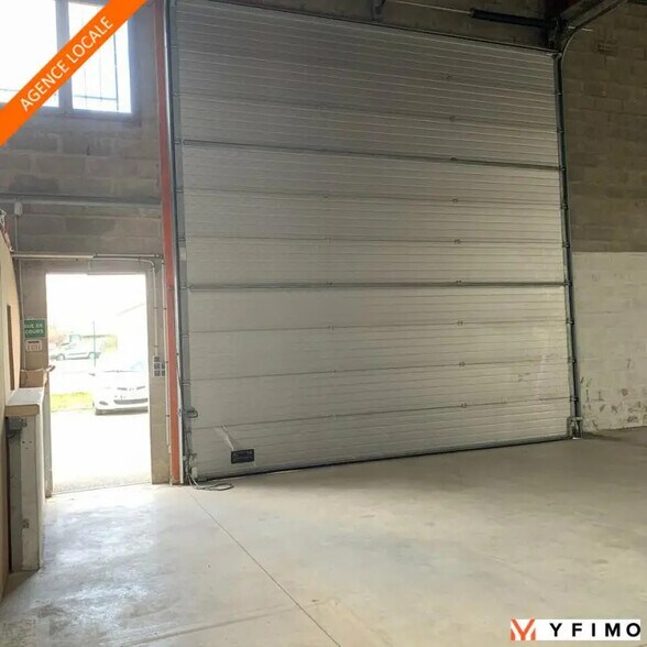 Flex in Vernouillet for lease - Interior Photo - Image 1 of 6