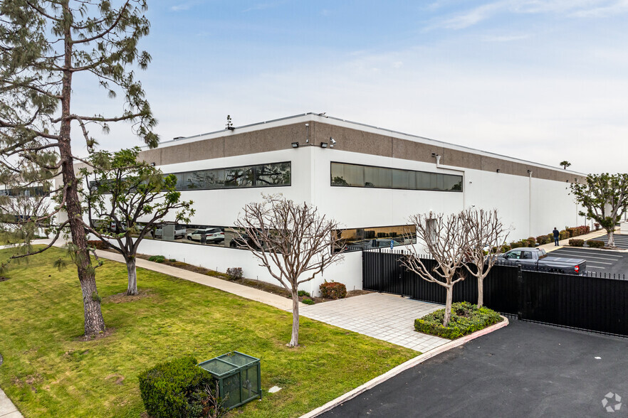 611 S Palmetto Ave, Ontario, CA for lease - Building Photo - Image 1 of 12