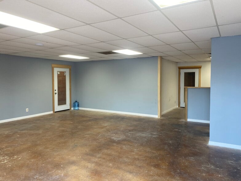 8446 Gault Ln, San Antonio, TX for lease - Building Photo - Image 2 of 21