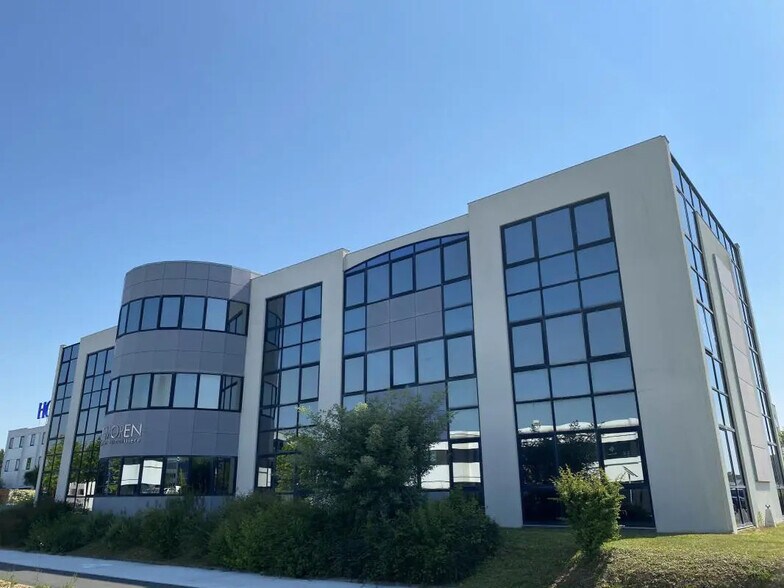 Office in Saint-Grégoire for lease - Building Photo - Image 2 of 13