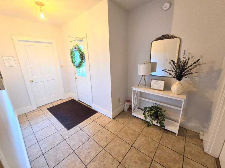 108-110 S Main St, Manheim, PA for sale - Lobby - Image 3 of 11