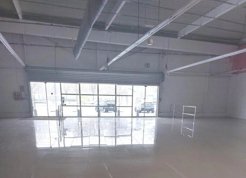 Retail in Maurepas for lease - Building Photo - Image 3 of 7