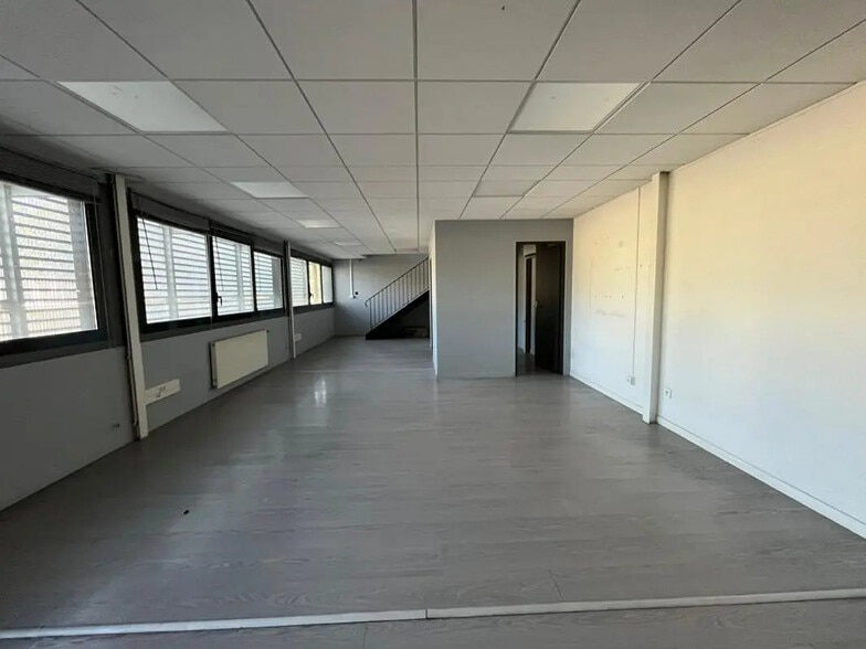 Flex in Besançon for lease - Building Photo - Image 3 of 7