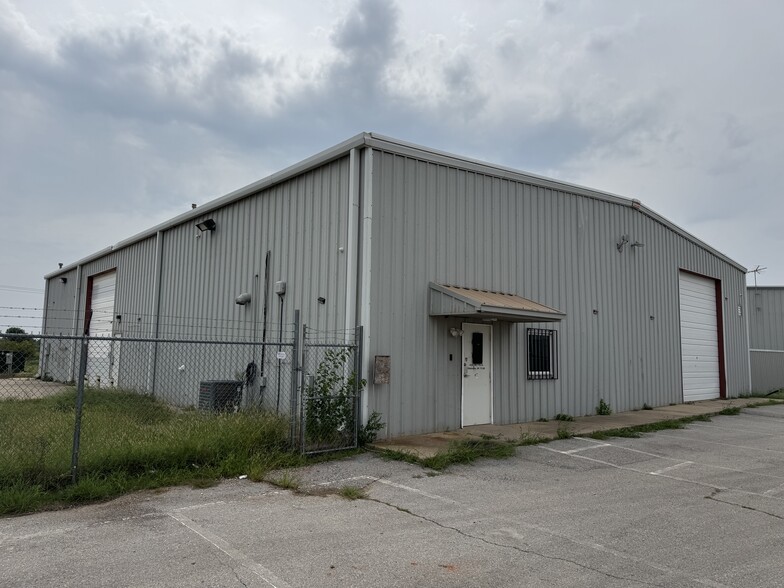 5220 SW 11th St, Oklahoma City, OK for lease - Building Photo - Image 1 of 6