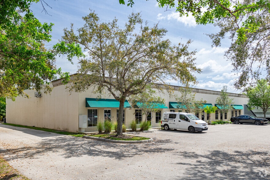 1076 Business Ln, Naples, FL for sale - Primary Photo - Image 1 of 44