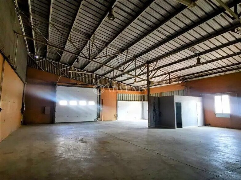 Flex in Dinard for lease - Interior Photo - Image 3 of 6