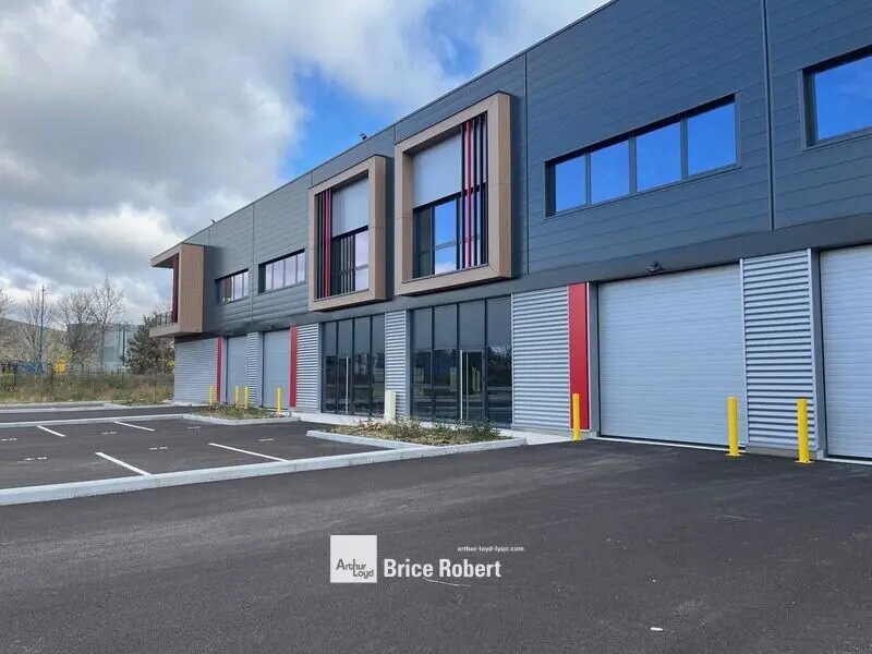 Flex in Saint-Laurent-de-Mure for lease Building Photo- Image 1 of 7