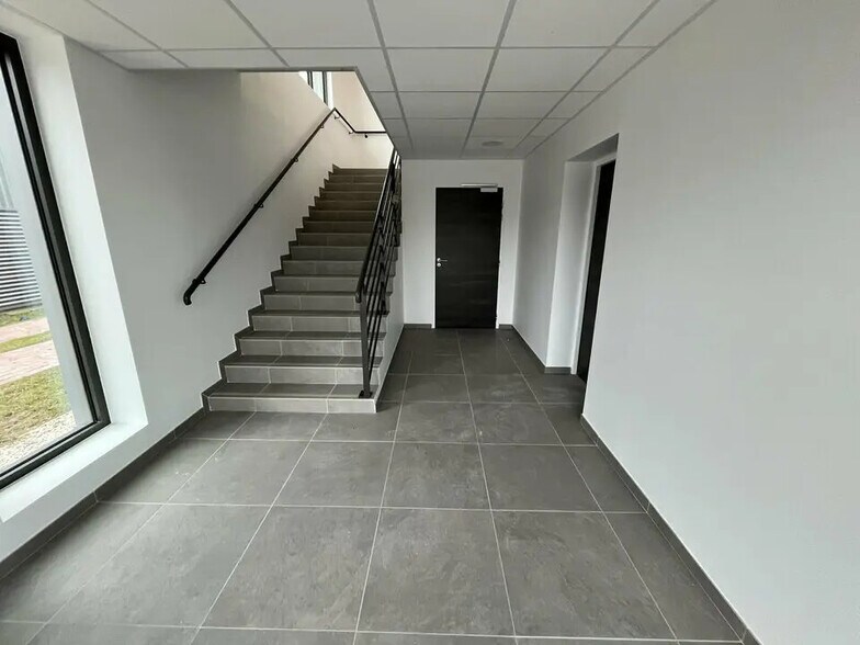 Flex in Courtry for sale - Interior Photo - Image 1 of 8