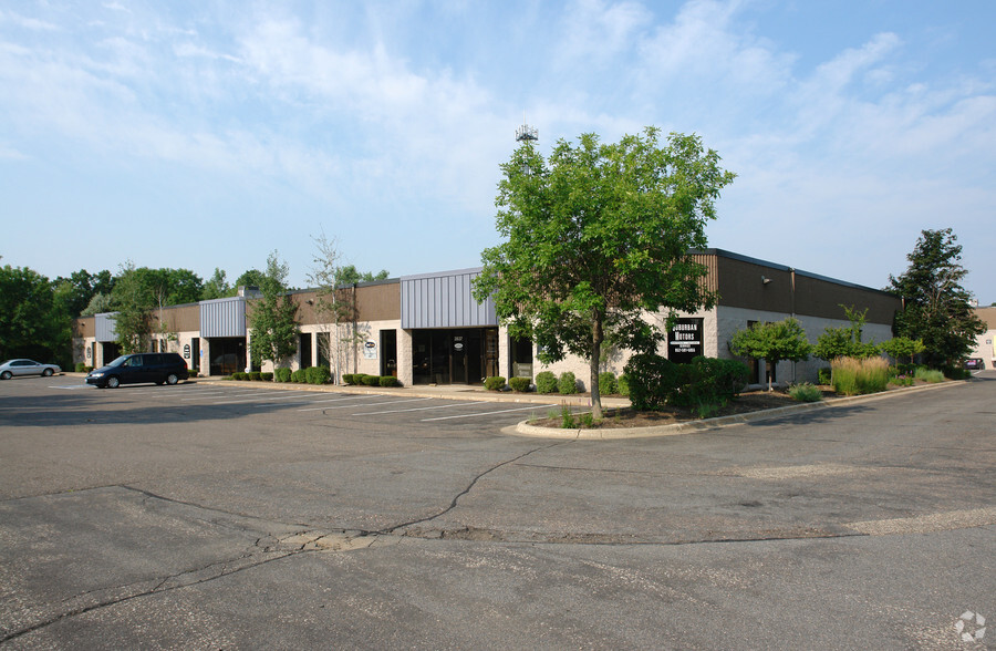 2835-2845 Hedberg Dr, Minnetonka, MN for lease - Building Photo - Image 1 of 3