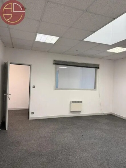 Retail in Saint-Orens-de-Gameville for lease - Interior Photo - Image 3 of 9