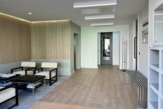 Regatta Pl, Bourne End for lease Interior Photo- Image 2 of 2