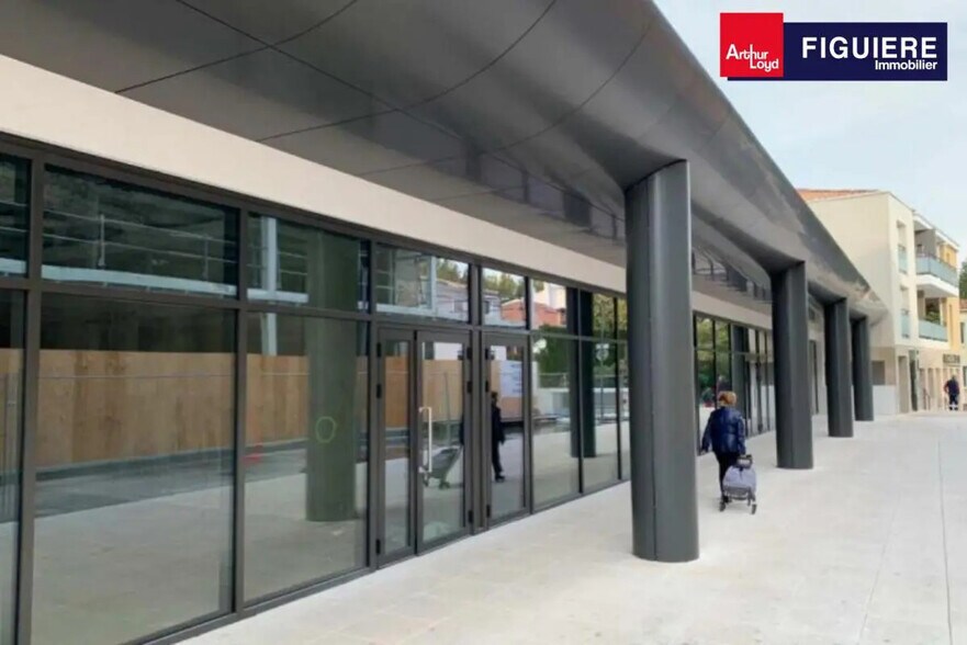 Retail in Istres for lease - Building Photo - Image 1 of 5