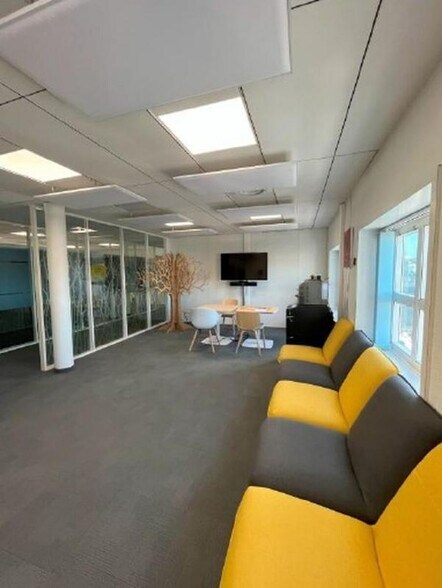 Office in Lyon for lease - Interior Photo - Image 3 of 24