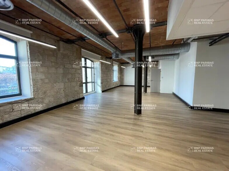 Office in Marseille for lease - Building Photo - Image 3 of 47