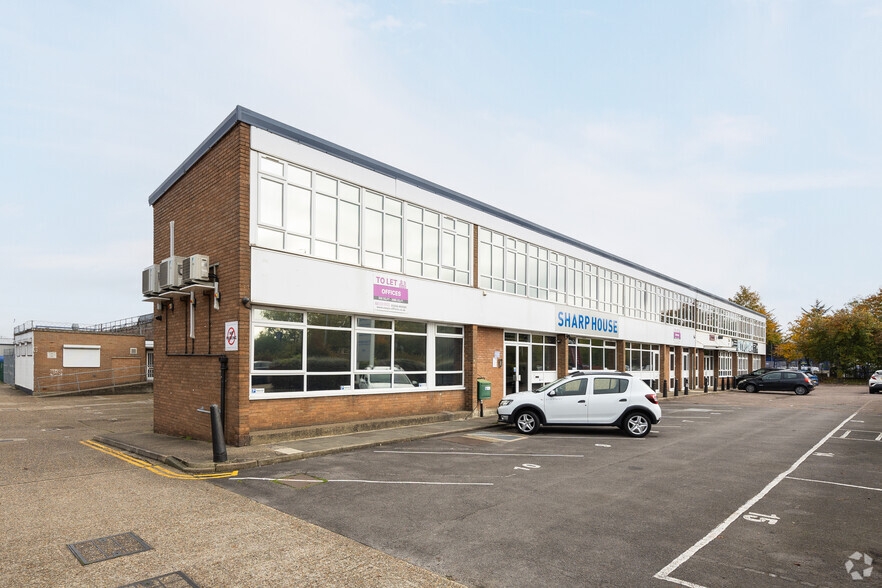 Crompton Close, Basildon for lease - Primary Photo - Image 1 of 3