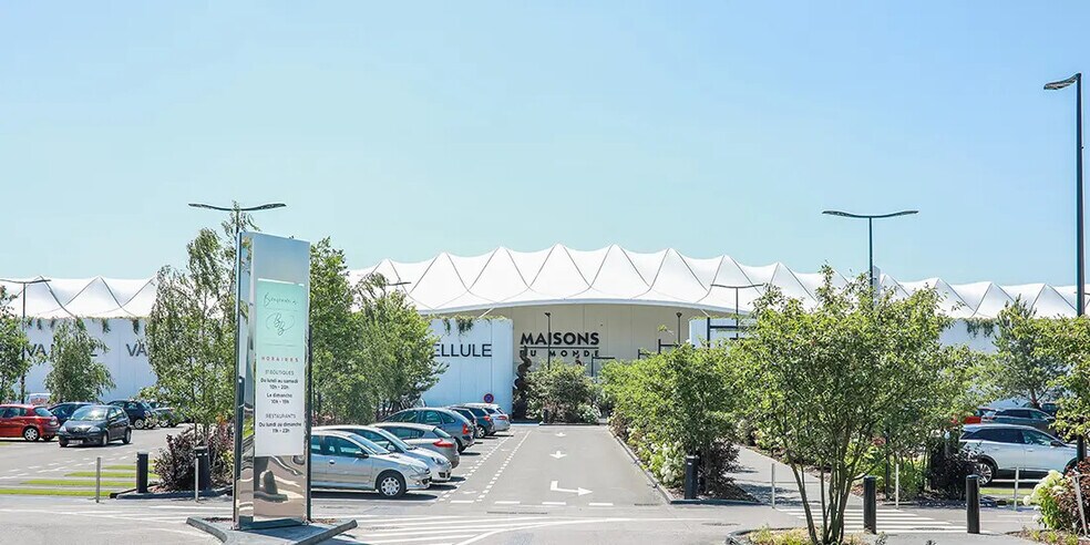 Retail in Buchelay for lease - Building Photo - Image 2 of 6