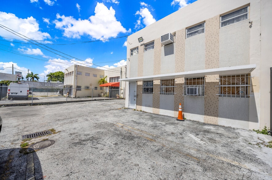 2056 NW 23rd Ave, Miami, FL for lease - Building Photo - Image 3 of 22