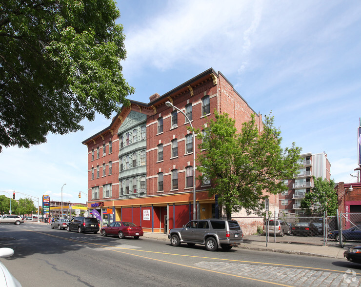 338-346 Main St, Holyoke, MA for lease - Primary Photo - Image 1 of 10