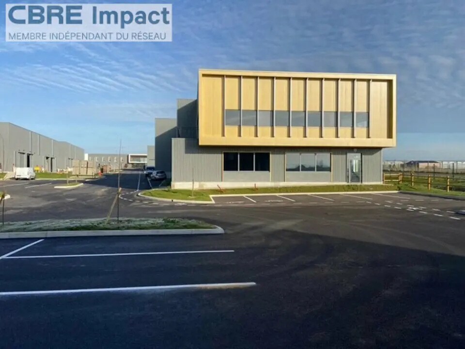 Flex in Saint-Léonard for lease Building Photo- Image 1 of 13