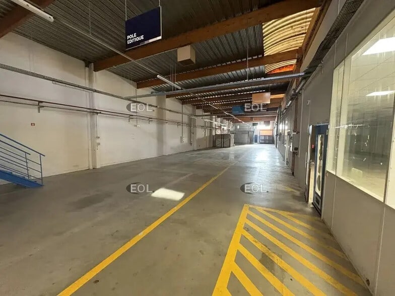 Flex in Colombes for lease - Interior Photo - Image 3 of 11