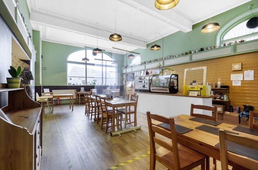 Spa Rd, Llandrindod Wells for sale - Interior Photo - Image 3 of 5