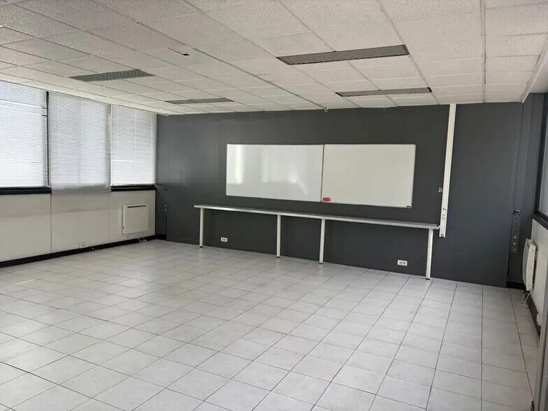 Office in Joinville-le-Pont for lease - Building Photo - Image 2 of 11