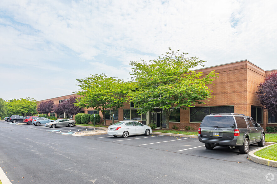 1060 Andrew Dr, West Chester, PA for lease - Building Photo - Image 2 of 4