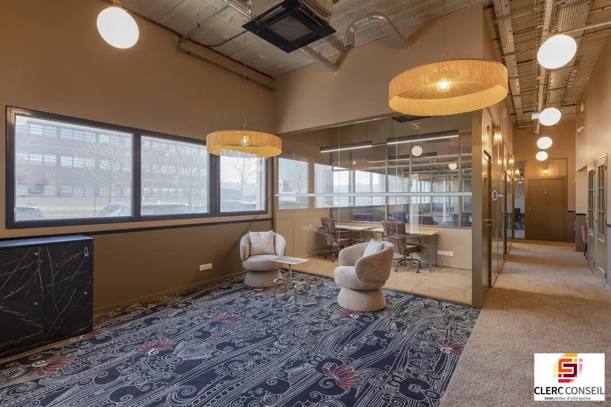 Office in Isneauville for lease Interior Photo- Image 1 of 7