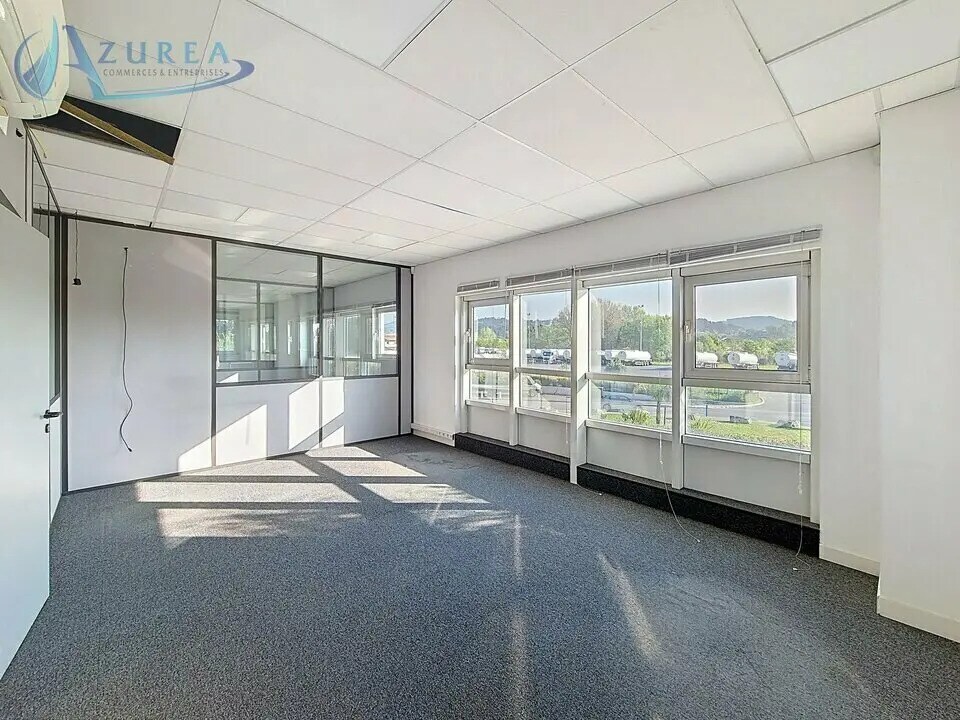 Office in Mandelieu-la-Napoule for lease Interior Photo- Image 1 of 6