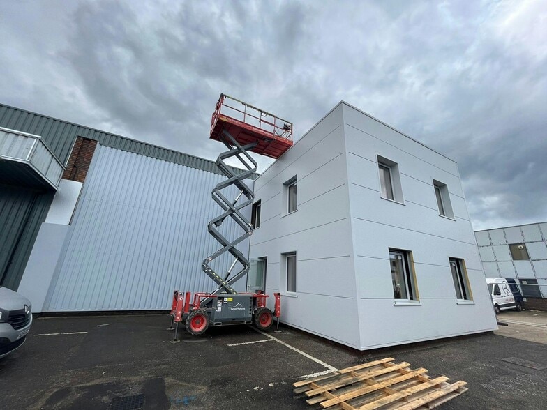 Saxon Way, West Drayton for lease - Building Photo - Image 2 of 5