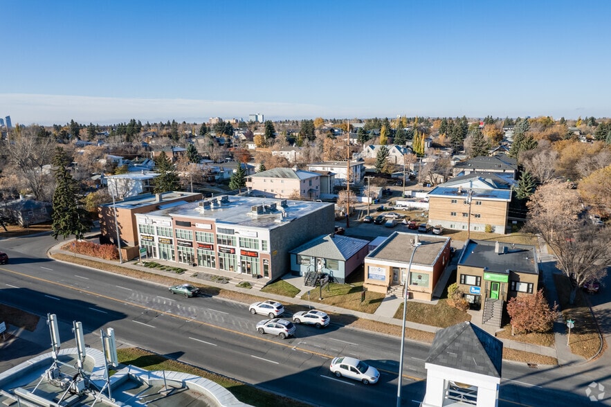 2713 Centre St NW, Calgary, AB for sale - Aerial - Image 2 of 4