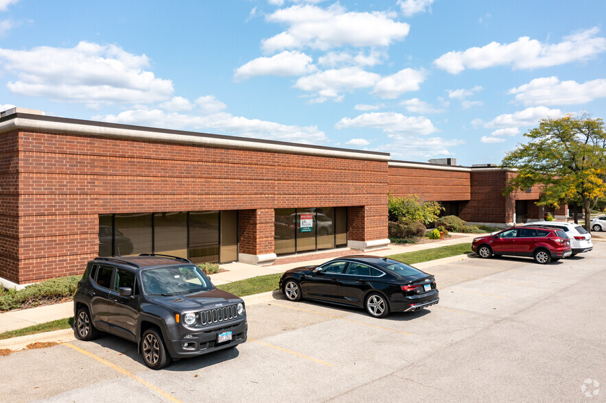 3350 W Salt Creek Ln, Arlington Heights, IL for lease - Primary Photo - Image 1 of 6