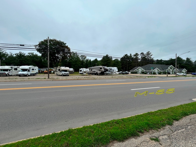 104 Burrill Dr, Prudenville, MI for sale - Primary Photo - Image 1 of 7