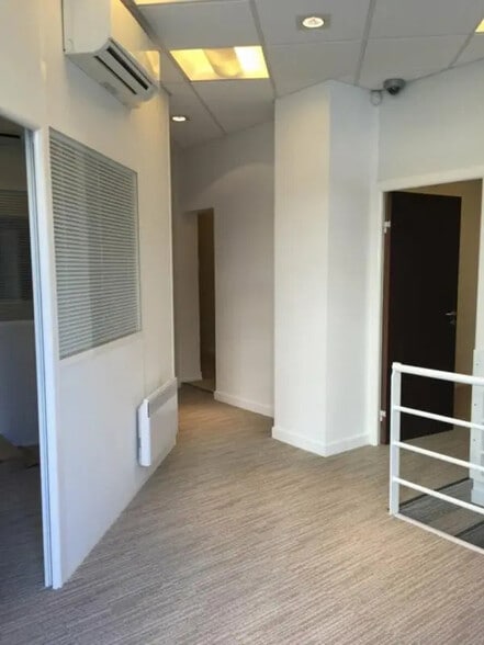 Retail in Vincennes for sale - Interior Photo - Image 2 of 5