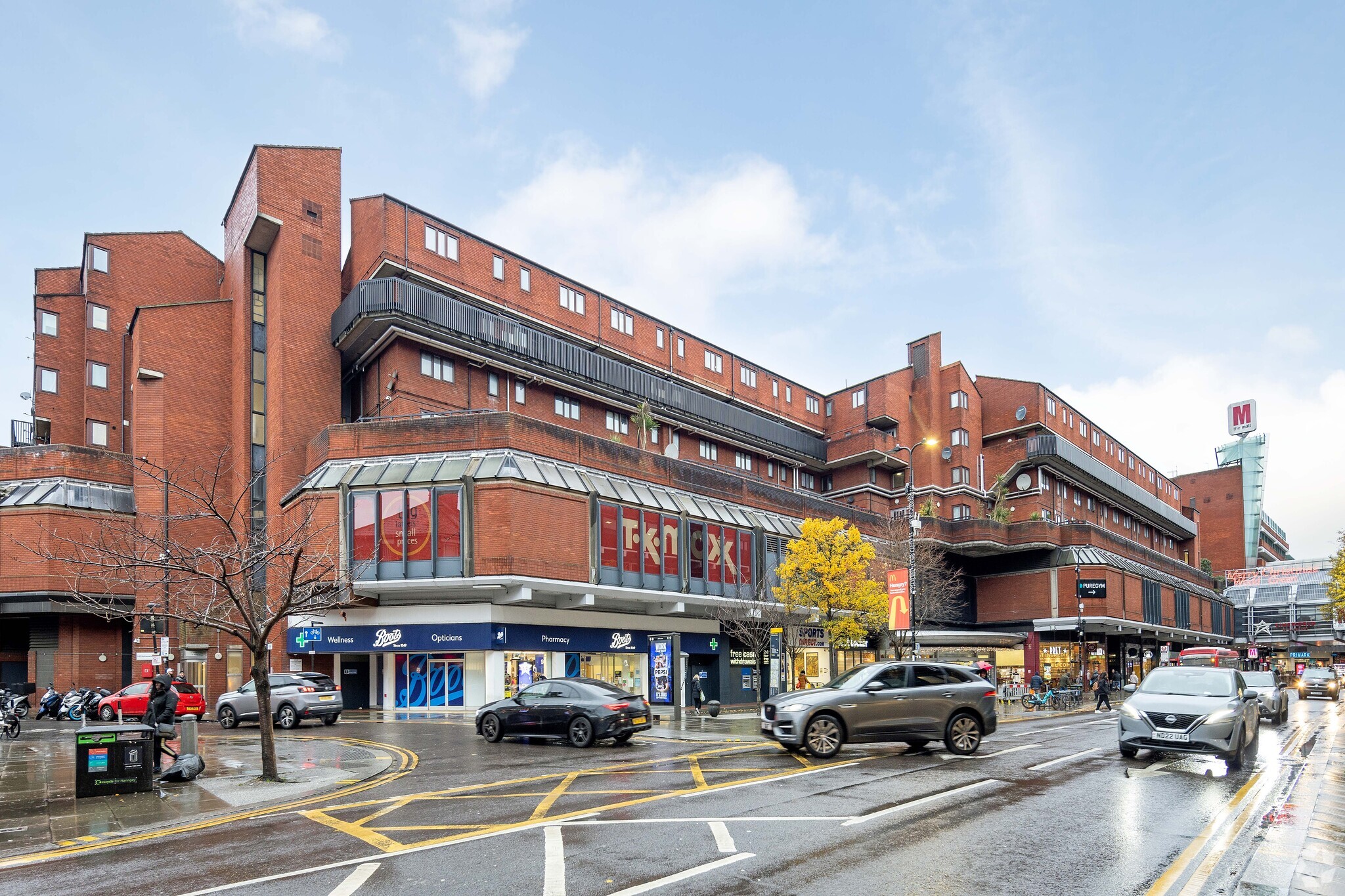 High Rd, London for lease Primary Photo- Image 1 of 3