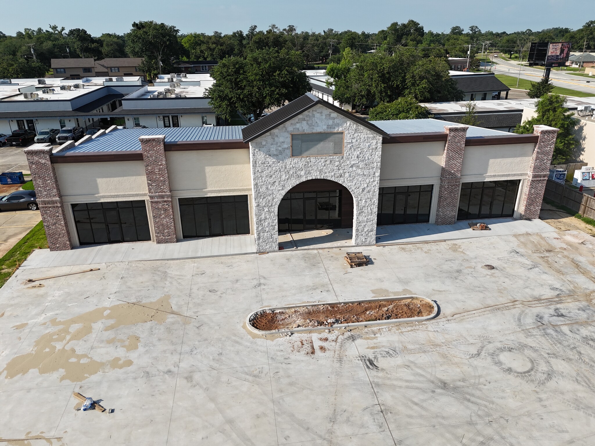 300 E McNeese St, Lake Charles, LA for lease Building Photo- Image 1 of 4