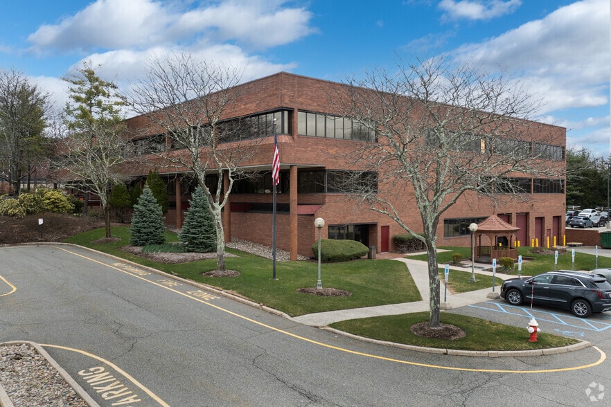 960 MacArthur Blvd, Mahwah, NJ for lease - Primary Photo - Image 1 of 7