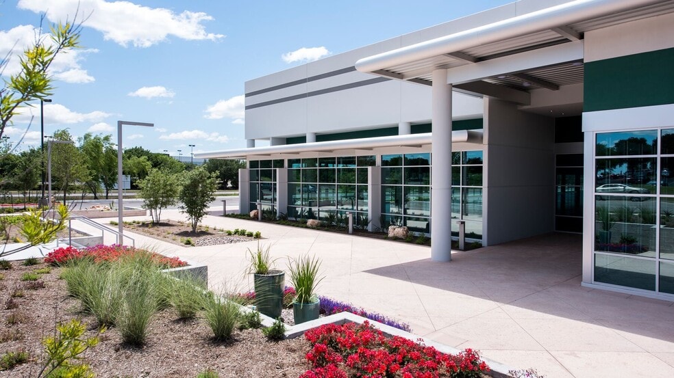 401 Center Ridge Dr, Austin, TX for lease - Building Photo - Image 1 of 5