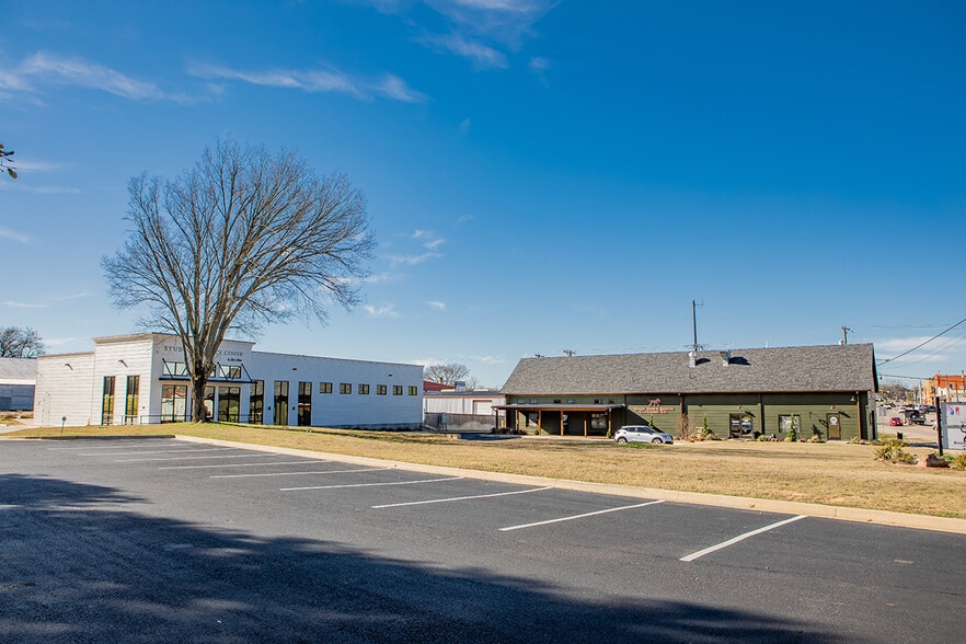 305 E Hubbard St, Lindale, TX for sale - Building Photo - Image 1 of 1