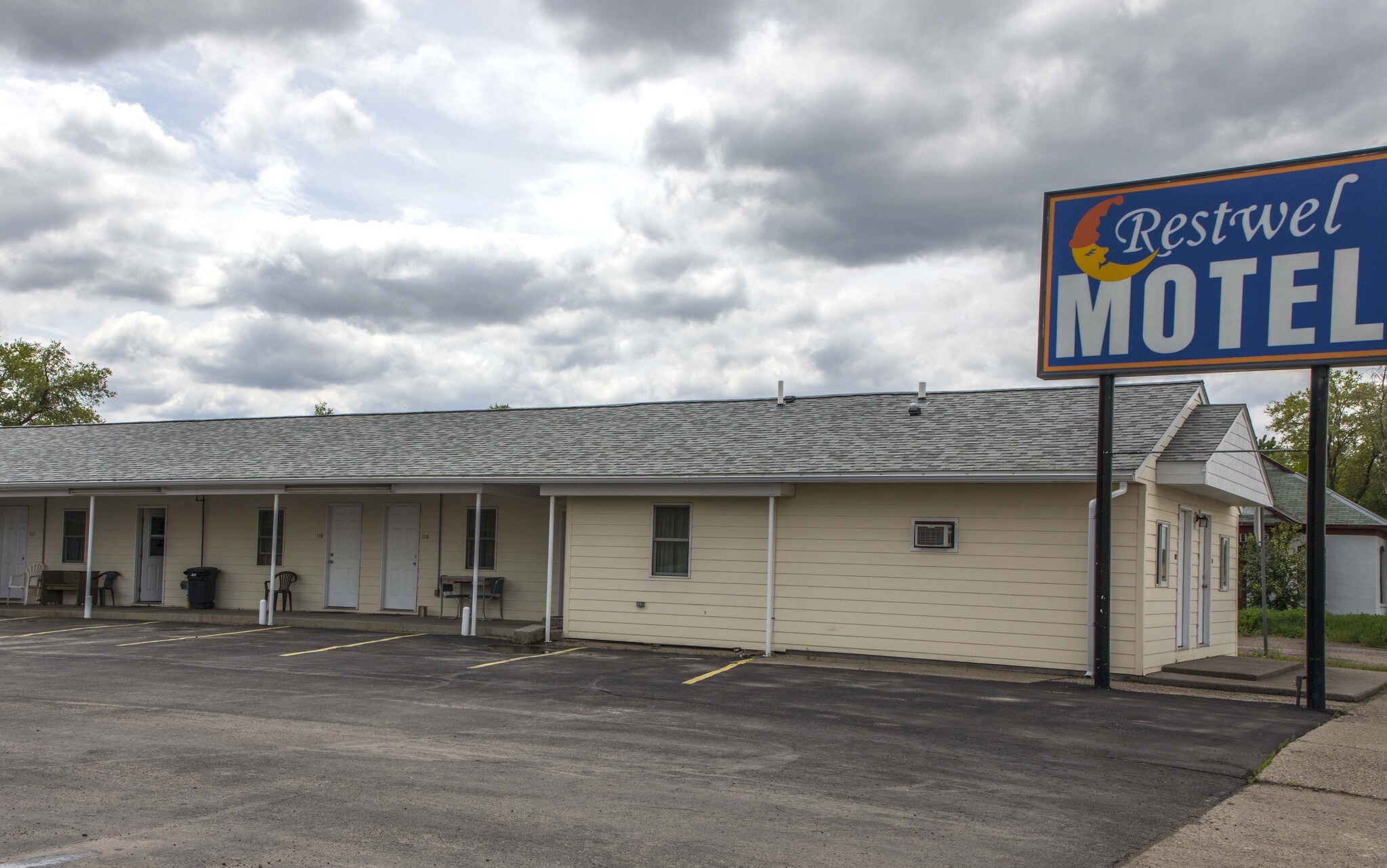 810 Front St, Forsyth, MT 59327 Restwel Motel