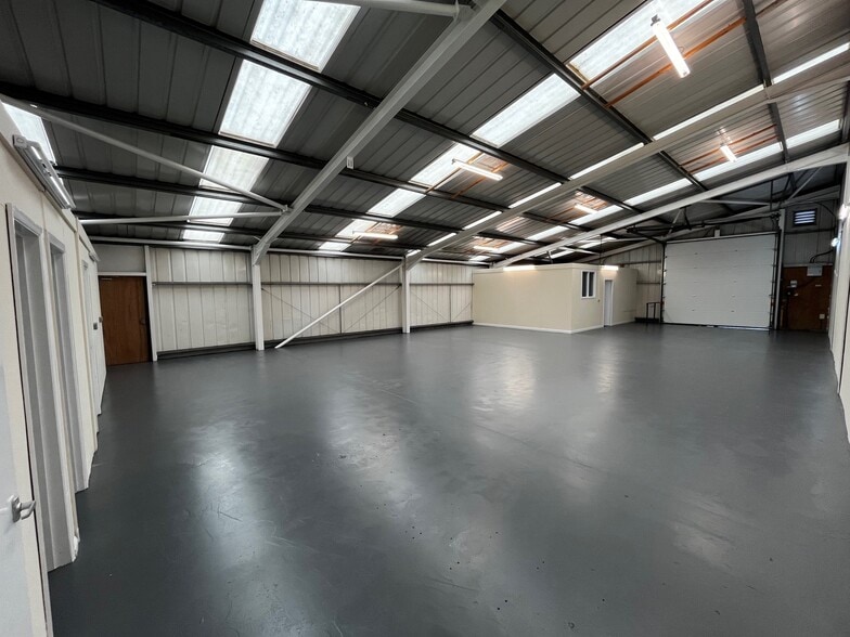 130A-130B Engineer Rd, Westbury for lease - Building Photo - Image 3 of 9