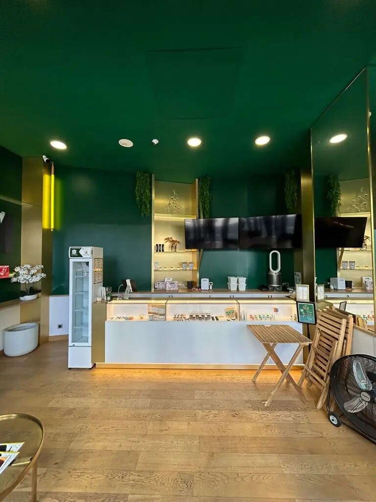 Retail in Paris for lease Interior Photo- Image 1 of 11